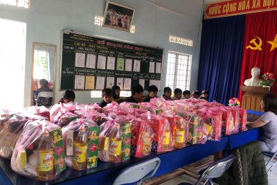 TẶNG QUÀ TẾT CHO HỌC SINH CÓ HOÀN CẢNH KHÓ KHĂN