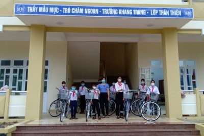 Tặng xe đạp cho học sinh nghèo vượt khó